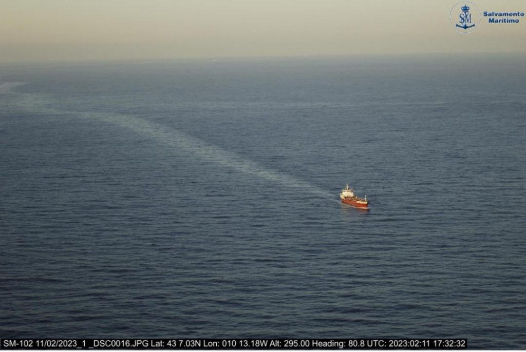 El vaixell 'Lagertha' va abocar hidrocarburs a la zona de Finisterre. Foto: Cedida