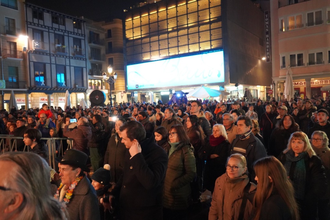 La plaça Mercadal es va omplir de gom a gom per escoltar el pregó del Rei Carnestoltes. Foto: Reus Cultura