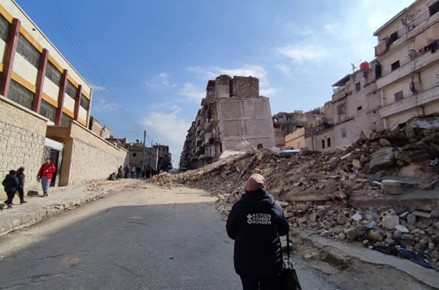 Una treballadora d'Acción contra el Hambre analitza les necessitats després del terratrèmol al nord de Síria. Foto: Acción contra el Hambre