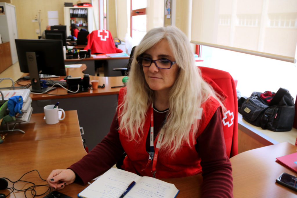 Emma Pérez, responsable de Creu Roja Tarragona, treballant a l'oficina. Foto: ACN