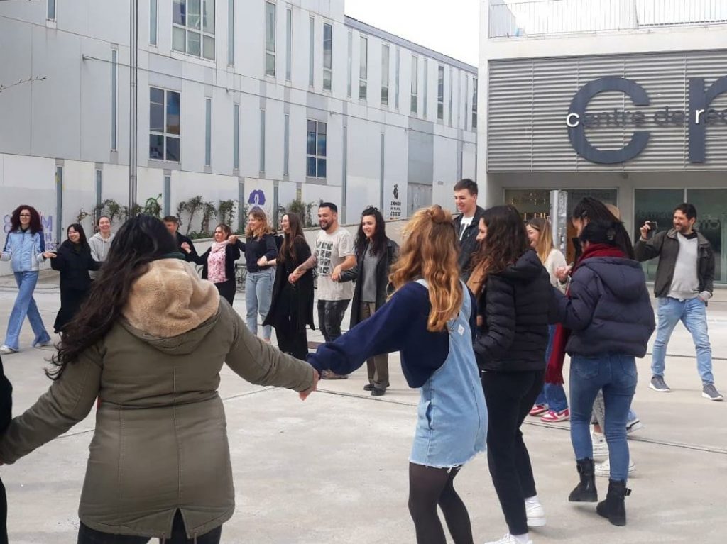 Una de les activitats dutes a terme ha estat la sessió de dansa tradicional a la plaça de la Concòrdia del campus Catalunya, on els estudiants han tingut l’ocasió de participar i provar diferents balls tradicionals. Foto: URV