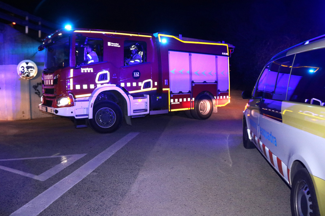 Un camió de Bombers i un cotxe de Mossos en el dispositiu de l'incendi de Calafell. Foto: ACN