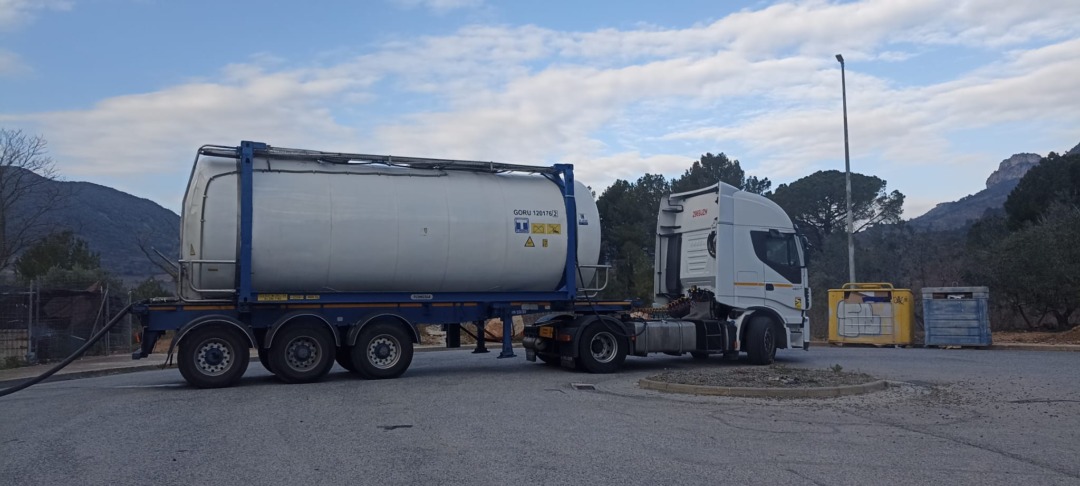 Camió cisterna que porta aigua a Alforja. Foto: Cedida