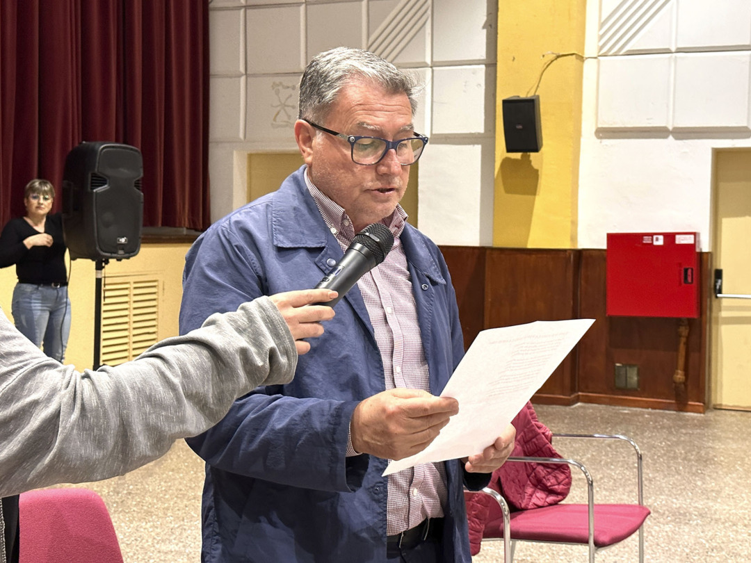 L'alcalde va llegir el poema en català. Foto: Cedida