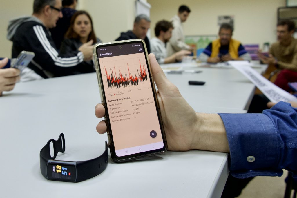 Un grup de voluntaris de les zones afectades es van descarregar l'app Soundless per detectar els decibels i connectar-la amb una polsera intel·ligent que mesura paràmetres de salut relacionats amb la son i el ritme cardíac. Foto: URV
