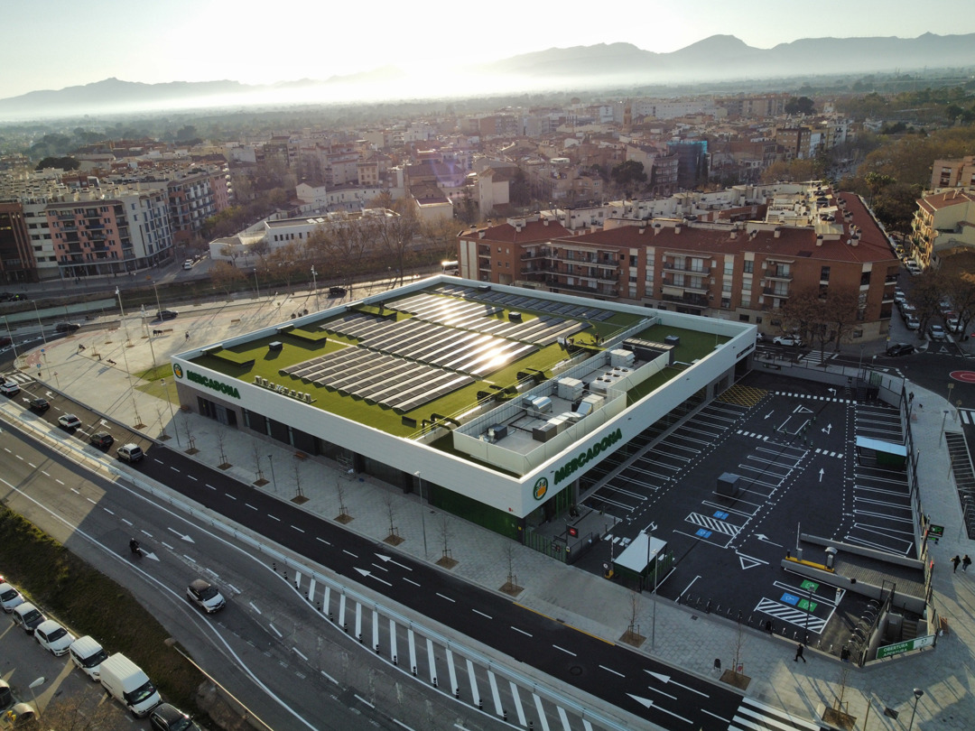 Imatge de la coberta del nou Mercadona, amb plaques solars. Foto: Cedida