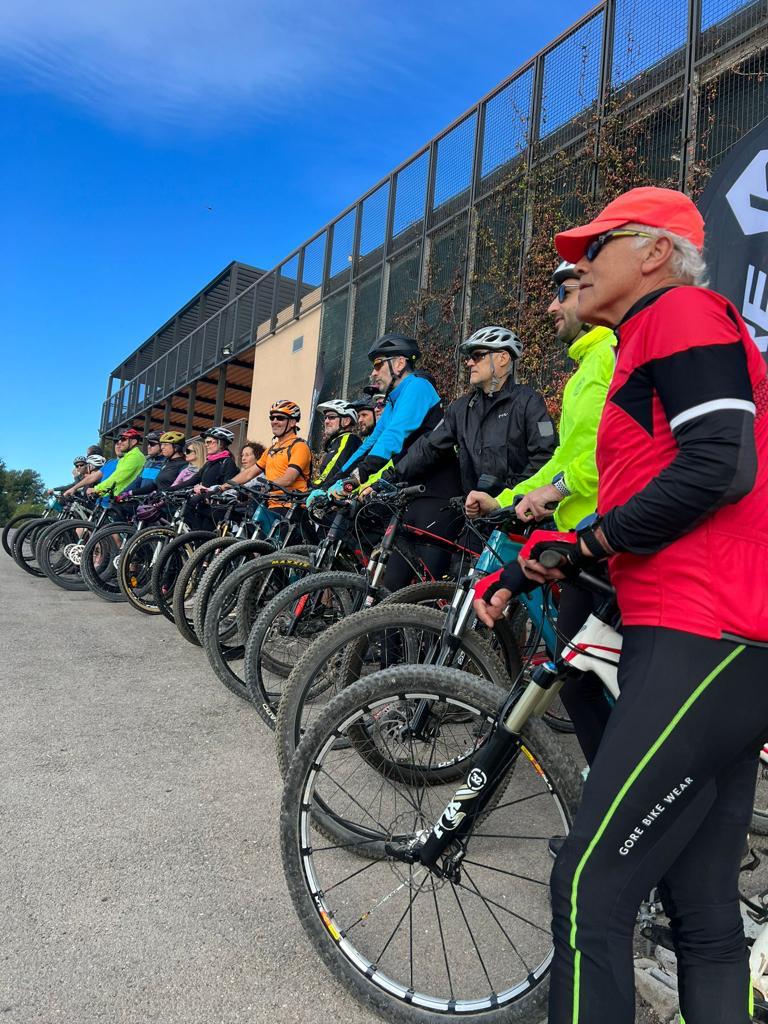 Els ciclistes amb les seves bicicletes de mutanya. Foto: Cedida