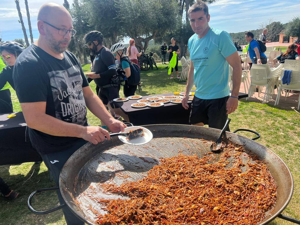 Els assistent al Bike Fest van guadir d'un plat de fideus arrossejats. Foto: Cedida