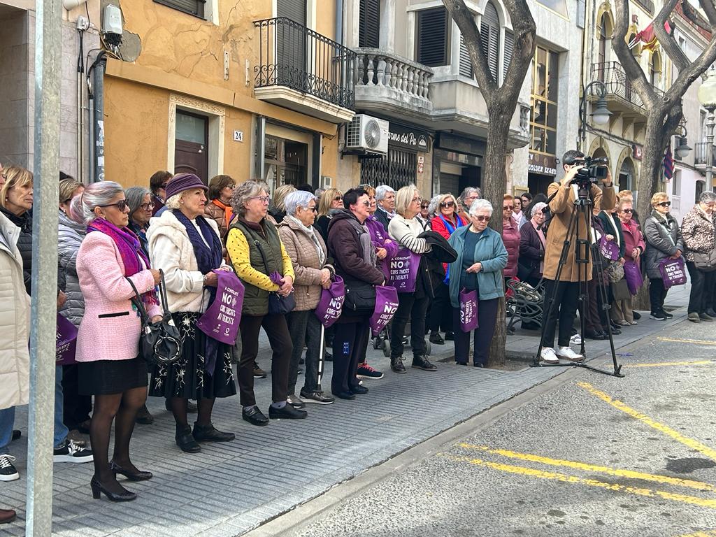 Veïns i veïnes de Constantí s'han congregat per commemorar el 8M. Foto: Tots21