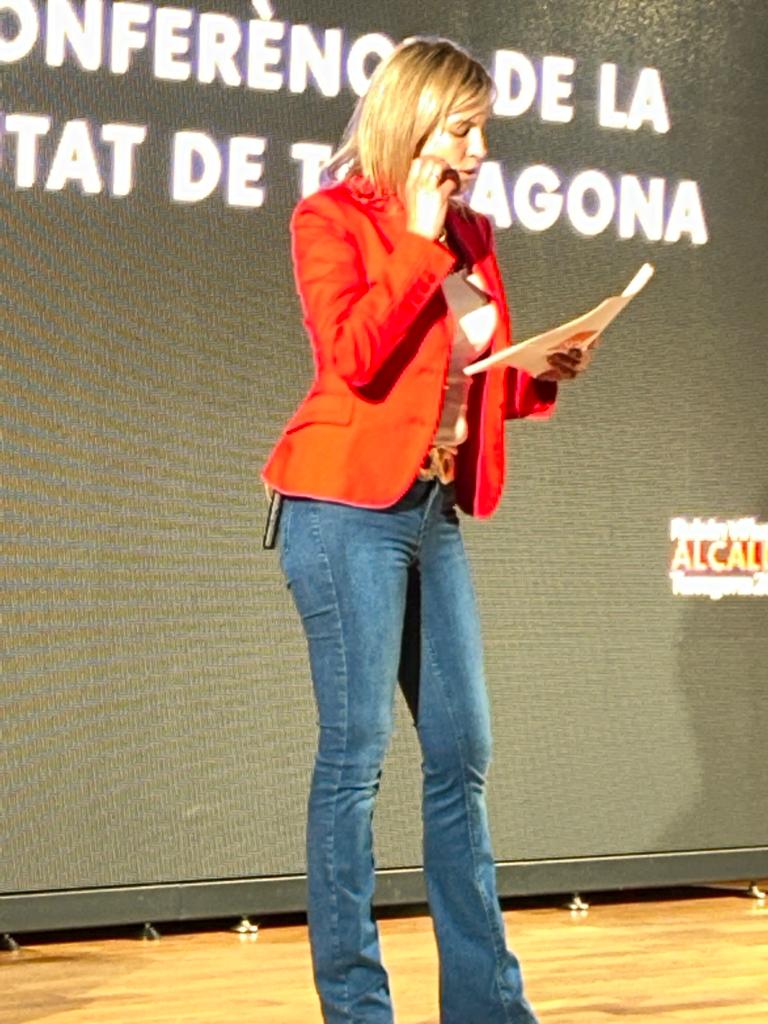 La número 2 de la llista, Montse Adán, va presentar l'alcaldable. Foto: Tots21
