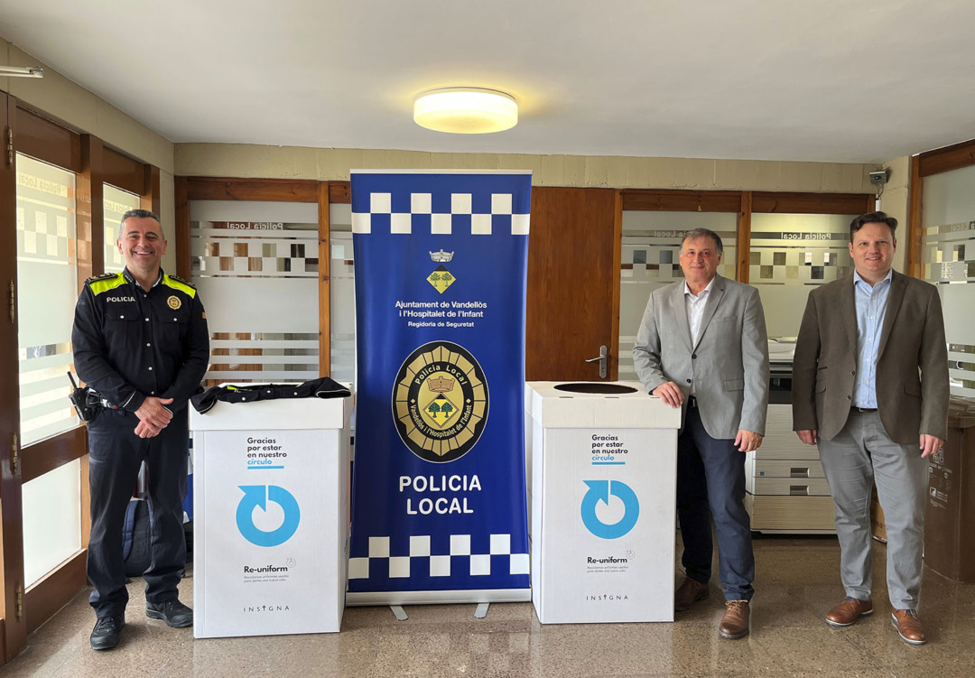 El cap de la Policia Local, Sergi Navarro; el regidor de Seguretat Ciutadana, Tomás Díaz; i el delegat de l'empresa, Jorge Cánovas, amb les caixes-contenidors. Foto: Cedida