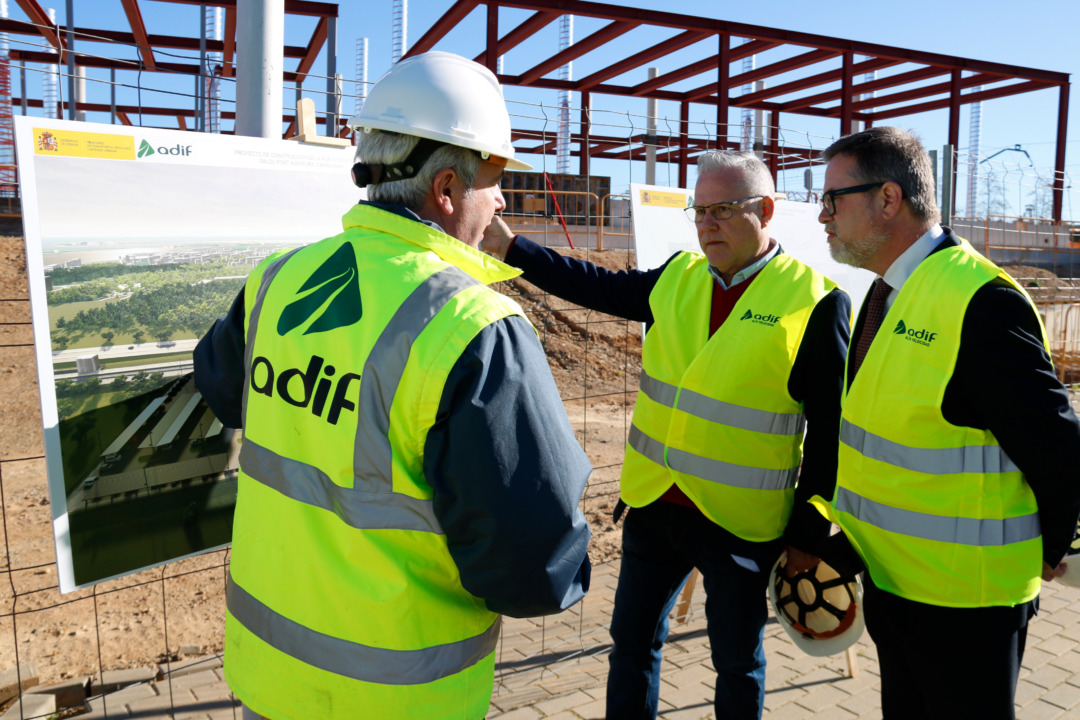 Pere Granados i Santi Castellà han fet una visita d'obres a la futura estació de tren de PortAventura. Foto: ACN