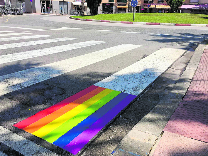Un pas de vianants amb la bandera LGTBIQ+. Foto: Cedida
