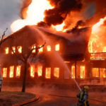 Un incendi fa col·lapsar el restaurant d’un càmping de Roda de Berà