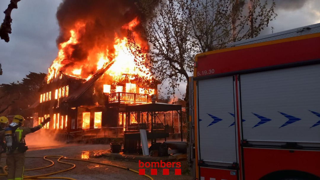 Les flames han fet col·lapsar el restaurant. Foto: Bombers