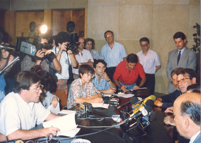 Seguint la roda de premsa pel diari Avui de la presentació de la moció de censura conra el socialista Josep M. Recasens l'any 1989, a l'Ajuntament de Tarragona