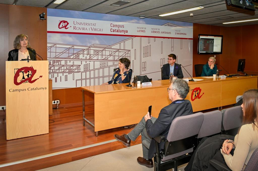 Inma Pastor durant el discurs en l’acte de lliurament de la distinció, amb Marina Subirats, Josep Pallarès i Cilia Willem. Foto: URV