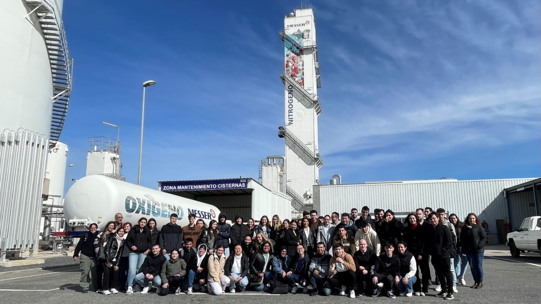 Els estudiants de la URV a la planta de Messer. Foto: Cedida