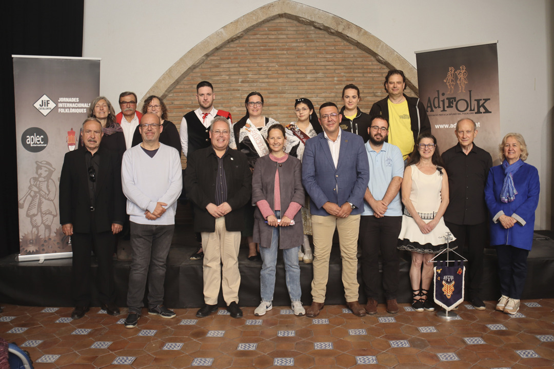 Els organitzadors i algunes de les entitats participants en la presentació del 35è Aplec Internacional a Tarragona. Foto: ACN