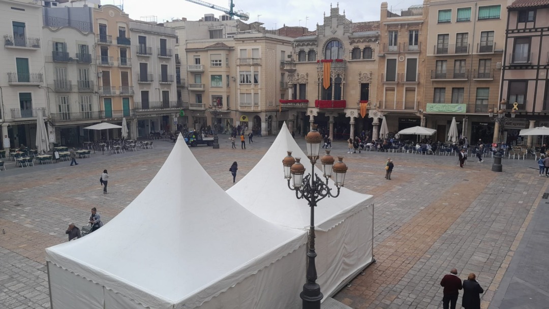 La plaça del Mercadal ja està a punt per a la Diada de Sant Jordi. Foto: Cedida