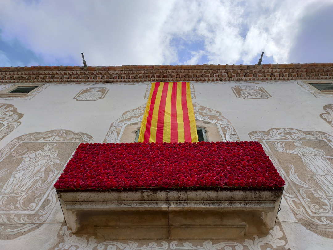 El balcó de l'Ajuntament del Morell guarnit per a Sant Jordi. Foto: Cedida