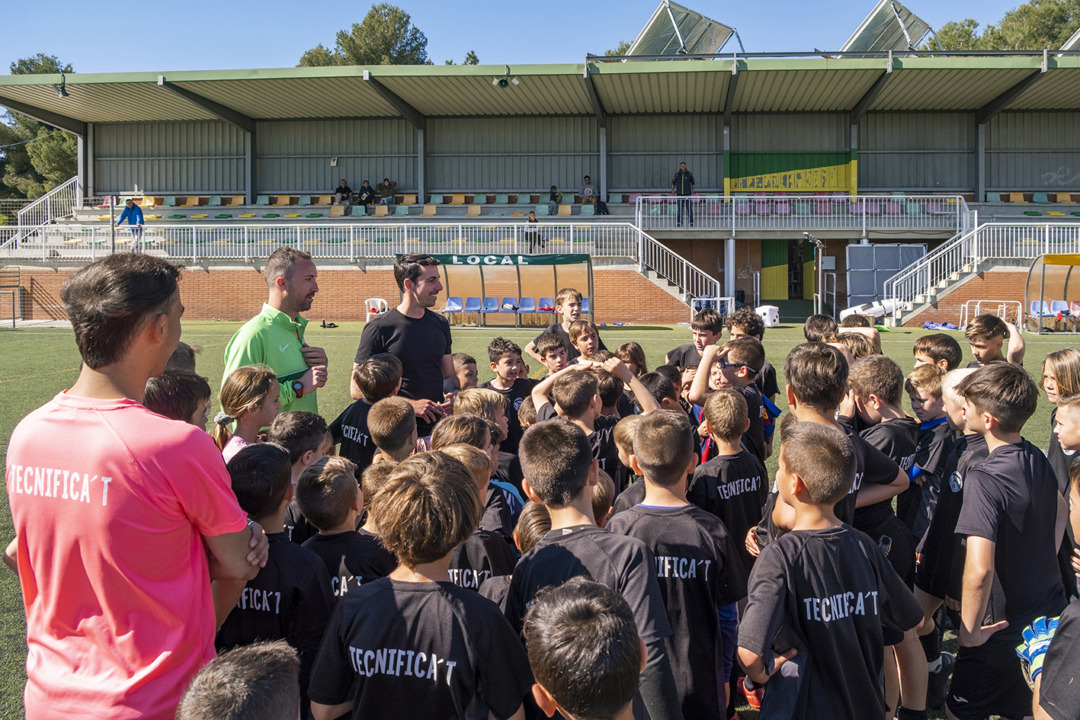 Isaac Cuenca amb els participants al campus. Foto: Cedida