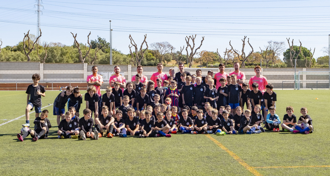 Foto de família de la visita de l'exjugador blaugrana. Foto: Cedida