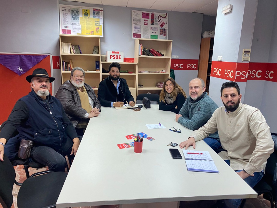 Una imatge de la reunió del PSC de Cambrils amb el poble romaní. Foto: Cedida