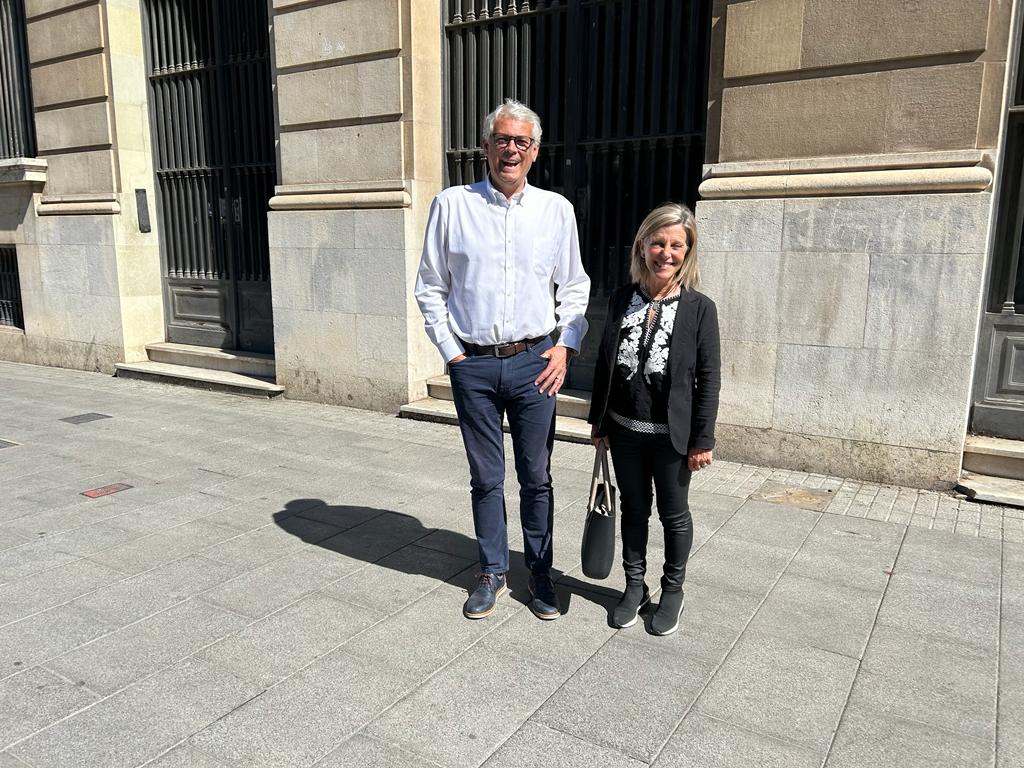 Jordi Sendra i Elvira Vidal davant de l'edifici del Banc d'Espanya. Foto: Tots21