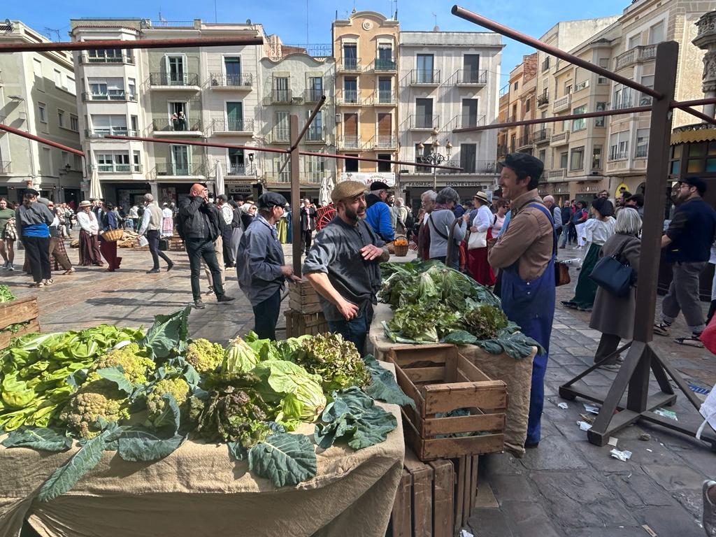 El mercat de verdures a la plaça del Mercadal. Foto: Tots21