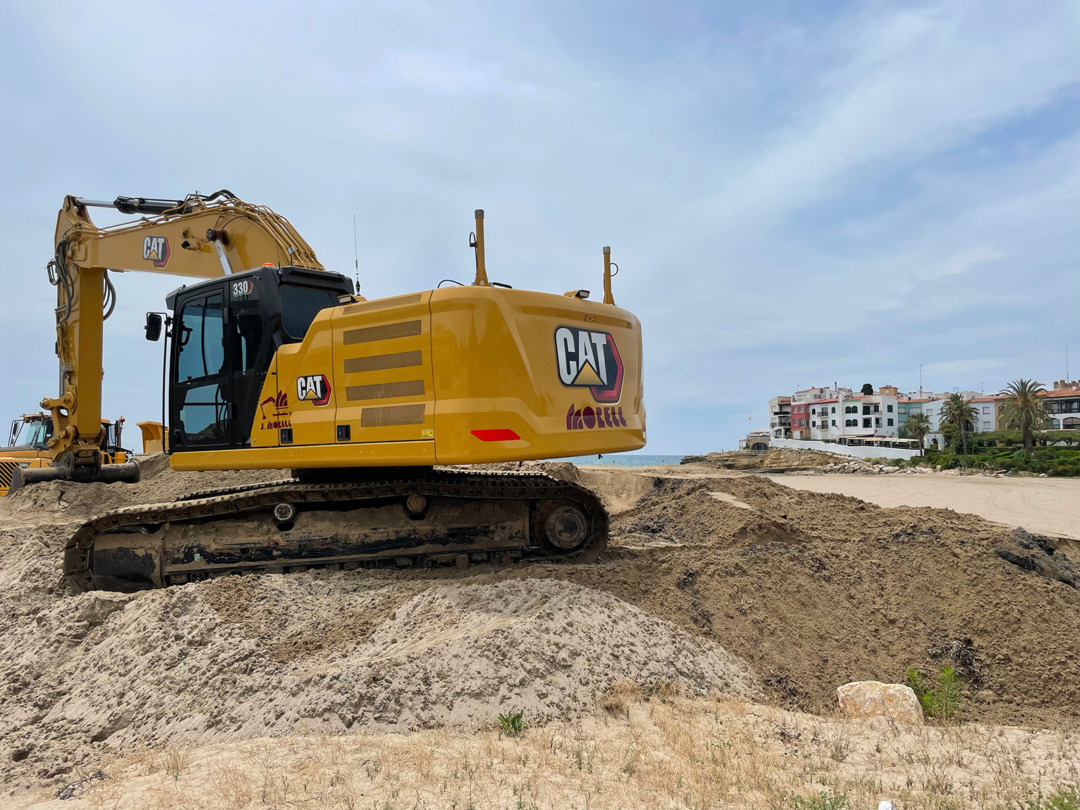 Una màquina treballa a la platja de Roda de Berà. Foto: Cedida