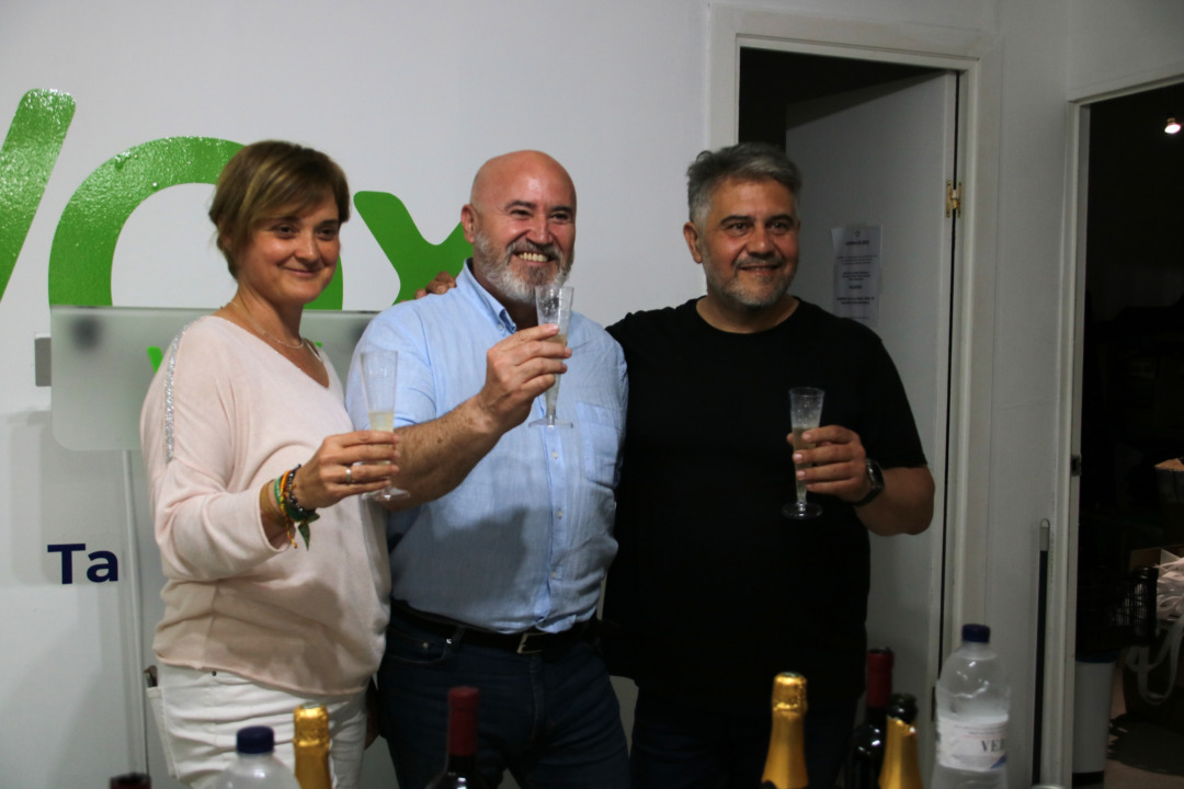 Francisco Javier Gómez, cap de llista de VOX a Tarragona (centre); amb Judit Gómez, la número 2, i Jaume Duque, el 3, celebrant els resultats. Foto: ACN