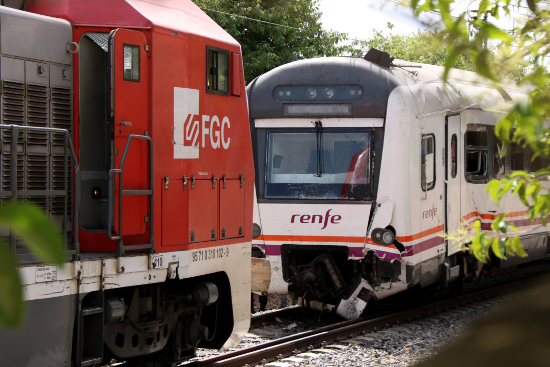 Imatge de la locomotora i el tren accidentat en el xoc. Foto: ACN