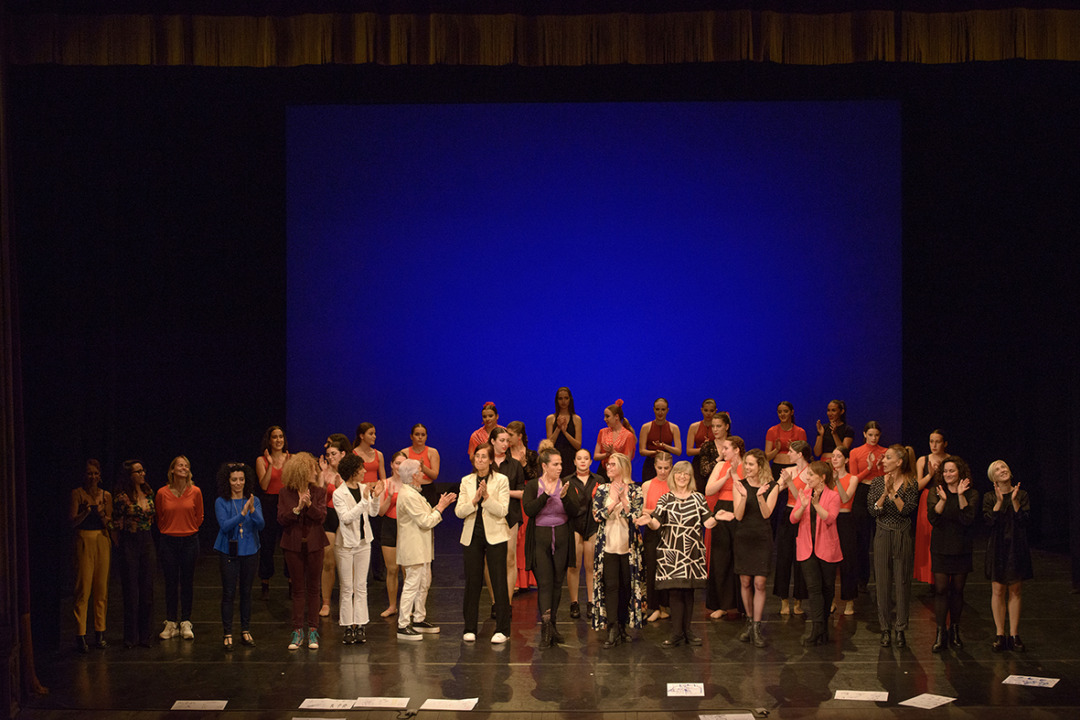 Salutació final de totes les professores de les escoles que van participar en la gala. Foto: Cedida