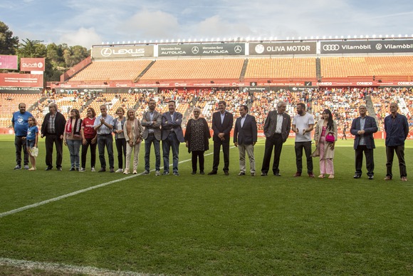 Representants de les institucions i entitats que es van adherir a la jornada solidària. Foto: Nàstic