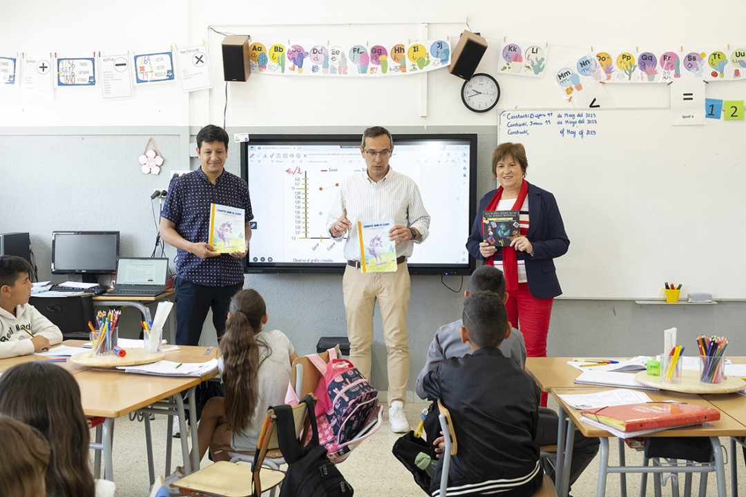 Aquest dijous s'ha fet entrega dels exemplars del conte a les dues escoles de primària del municipi. Foto: Cedida