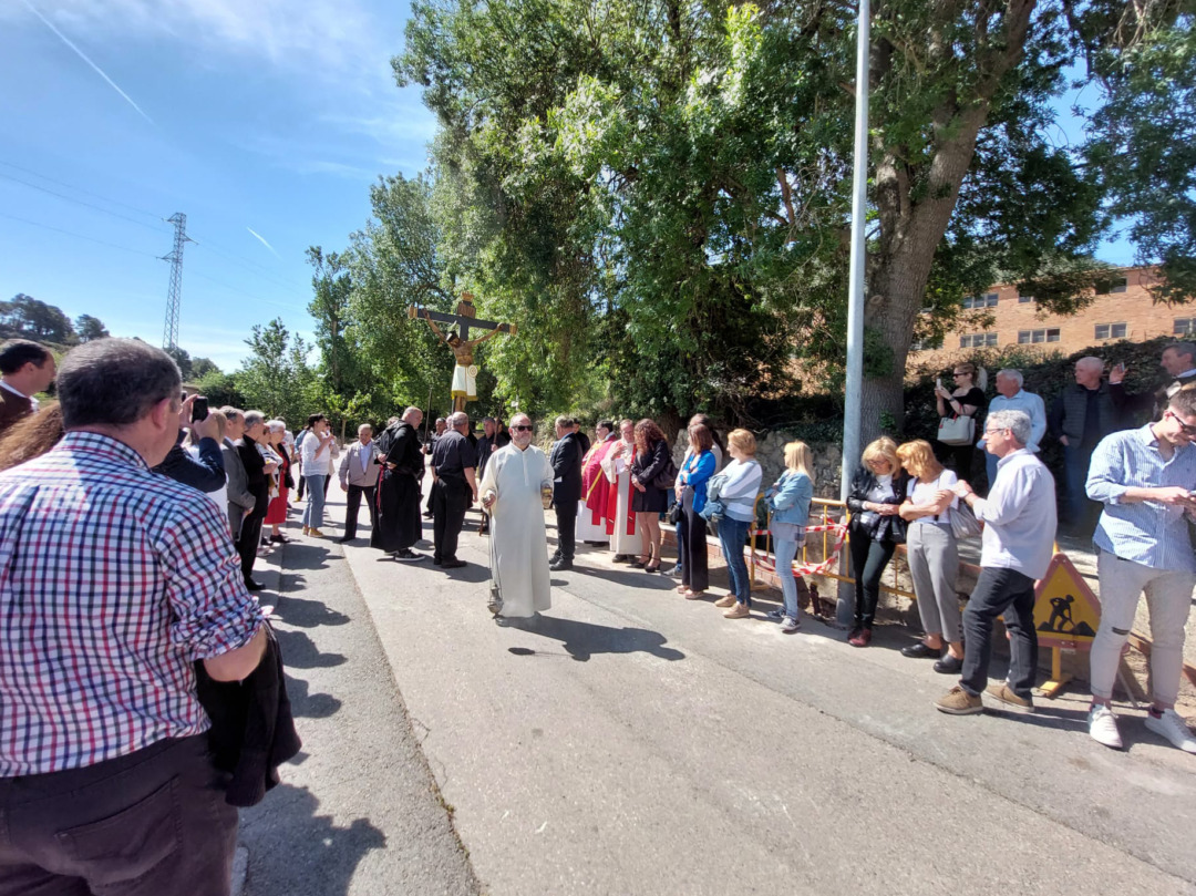 Els veïns i veïnes de Cabra del Camp durant la processó. Foto: Cedida