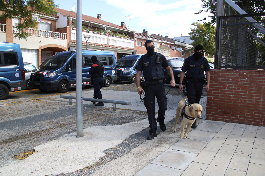 Agents dels Mossos amb un gos durant l'operatiu policial. Foto: ACN