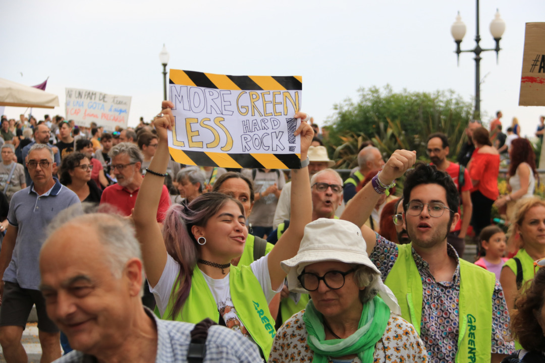 Activistes i manifestants han mostrat el seu rebuig al projecte de Hard Rock. Foto: ACN