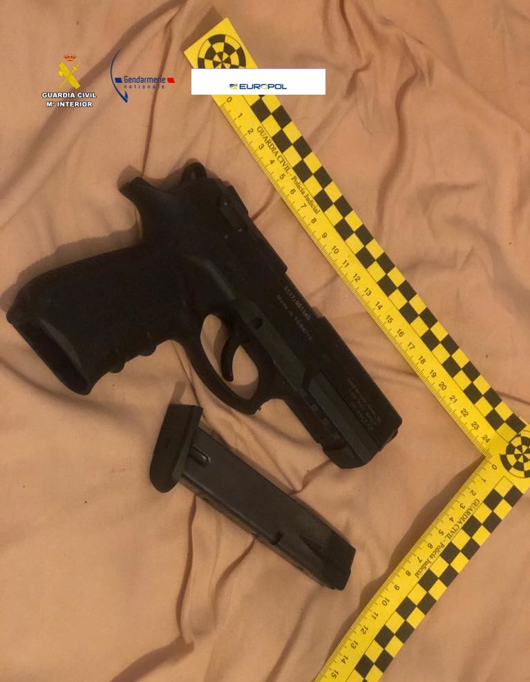 Una de les pistoles trobades en els registres. Foto: Guardia Civil