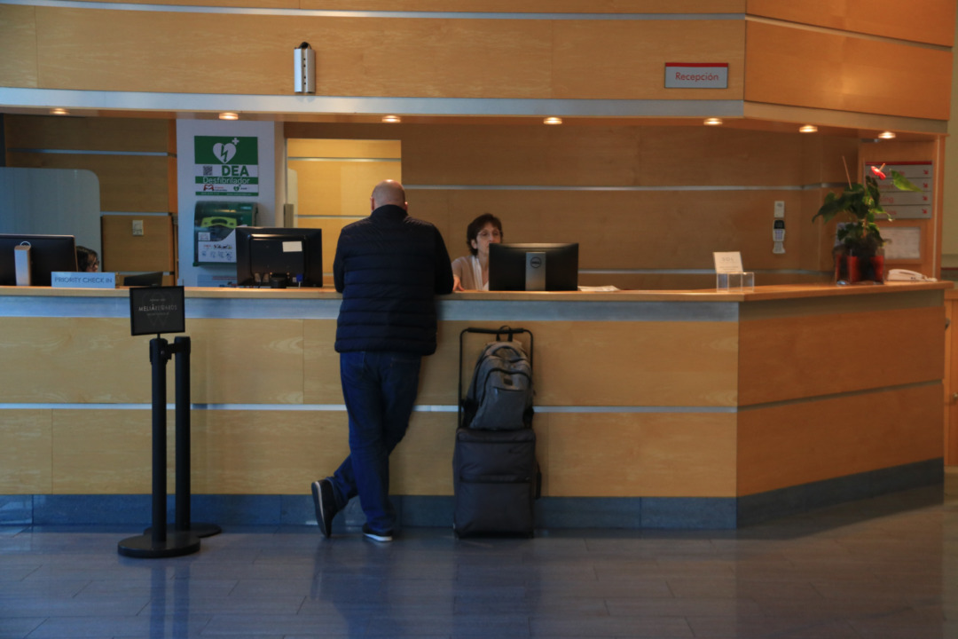 Un turista a la recepció d'un hotel de Cambrils. Foto: ACN