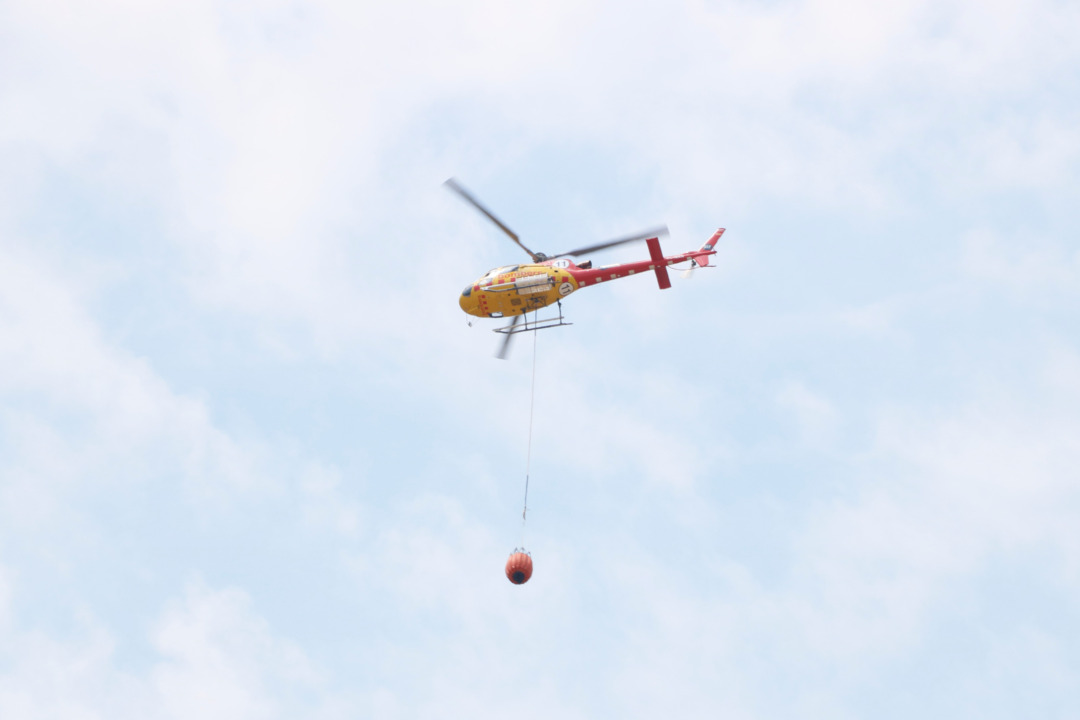 Un helicòpter en les tasques d'extinció de l'incendi. Foto: ACN