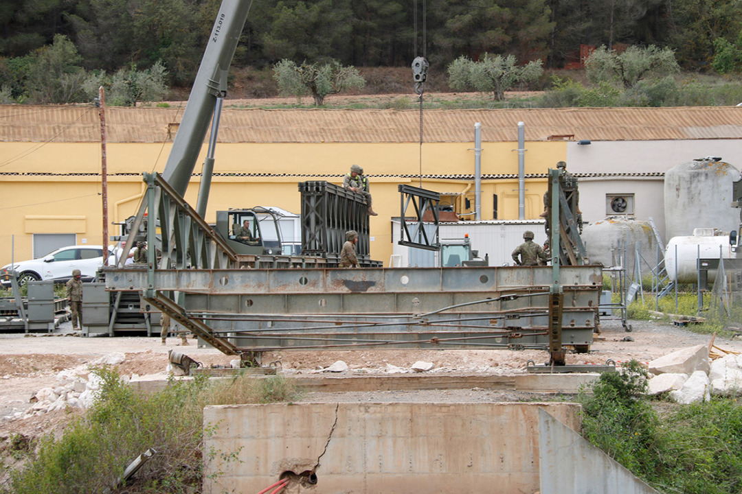 Imatge dels treballs de desmuntatge del pont. Foto: ACN