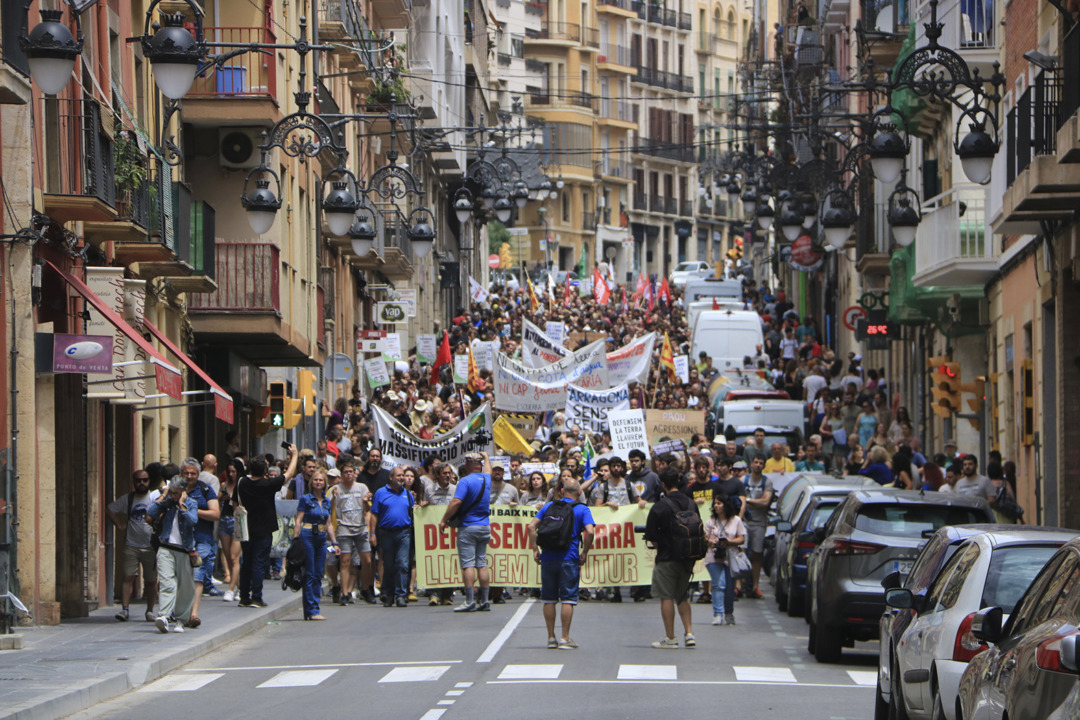 La manifestació ha arribat fins a la plaça dels Carros, a prop de l'edifici on se celebren les comissions d'Urbanisme del Camp de Tarragona. Foto: ACN