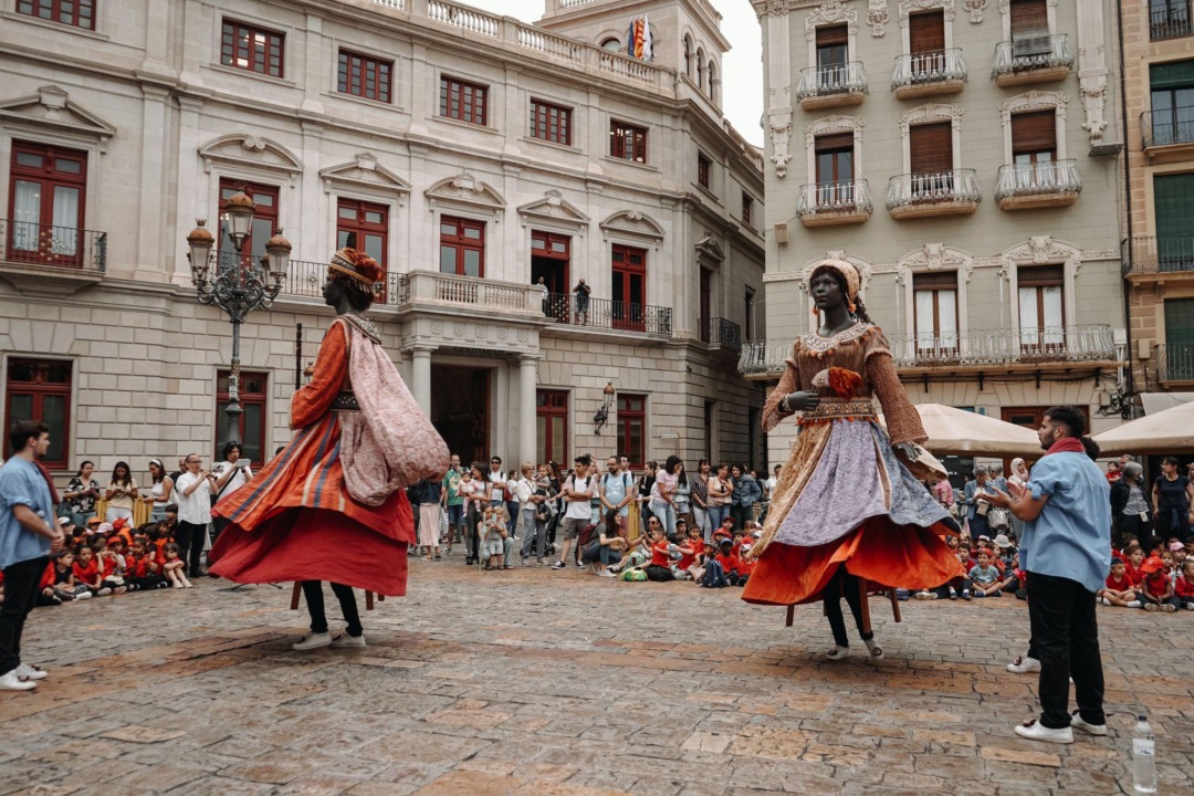 Ball de gegants a la plaça Mercadal. Foto: Cedida