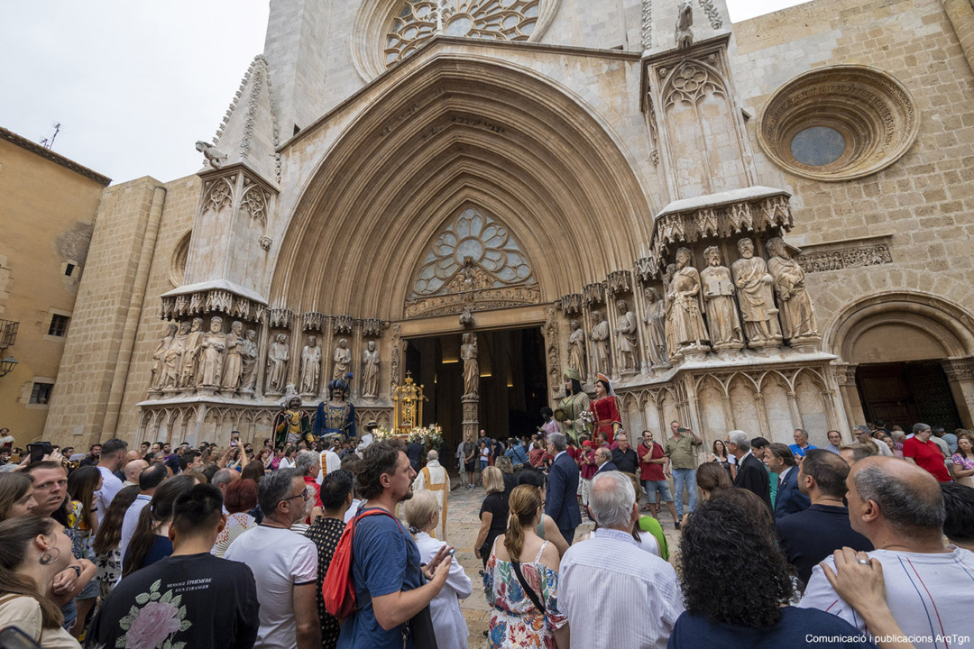 La gent es va apropar fins a les portes de la catedral. Foto: Cedida