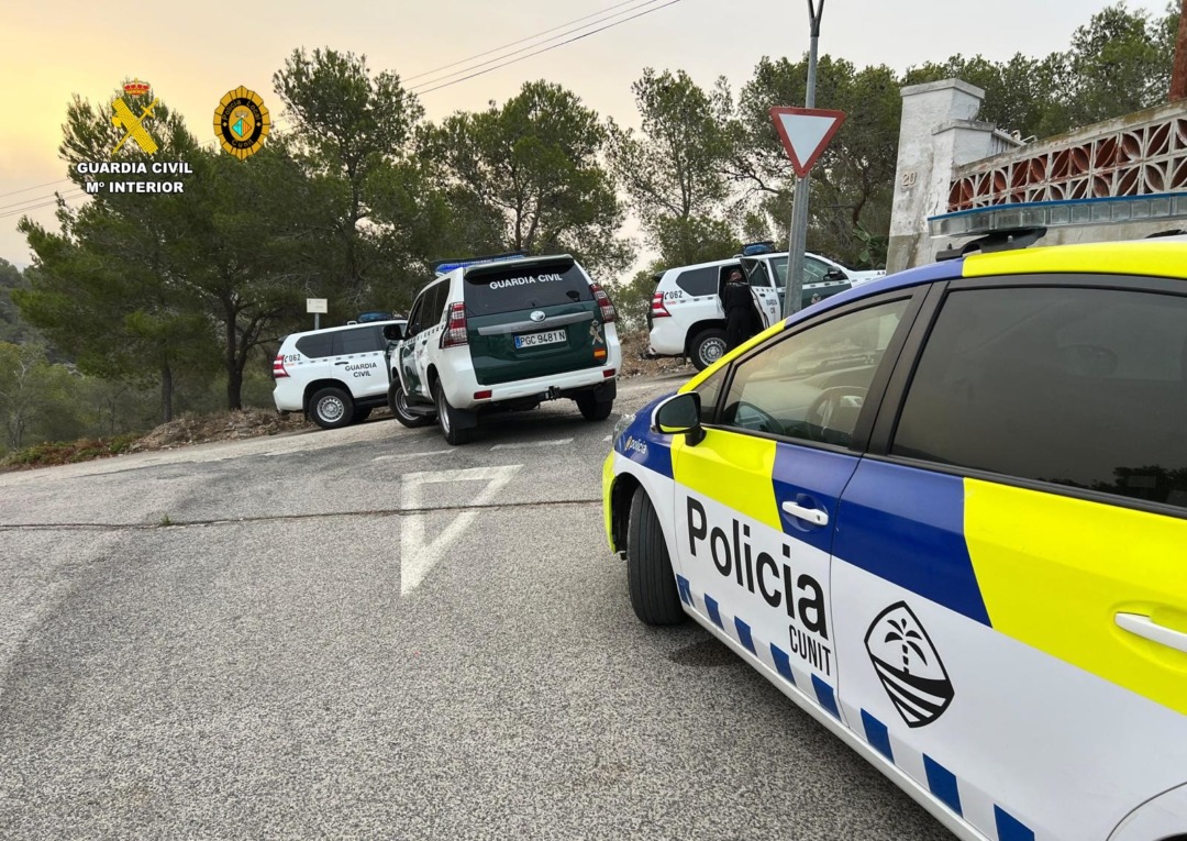 Vehicles dels cossos de seguretat a les portes del xalet. Foto: Cedida