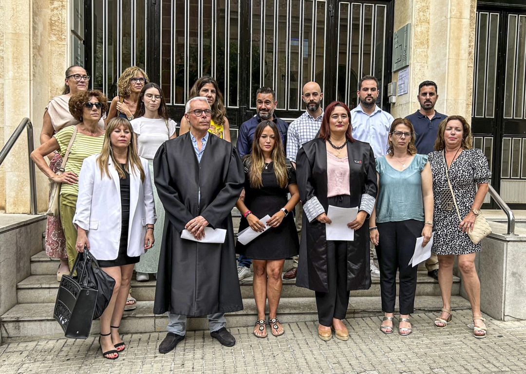 Els advocats de Tarragona que han participat a la protesta. Foto: Cedida