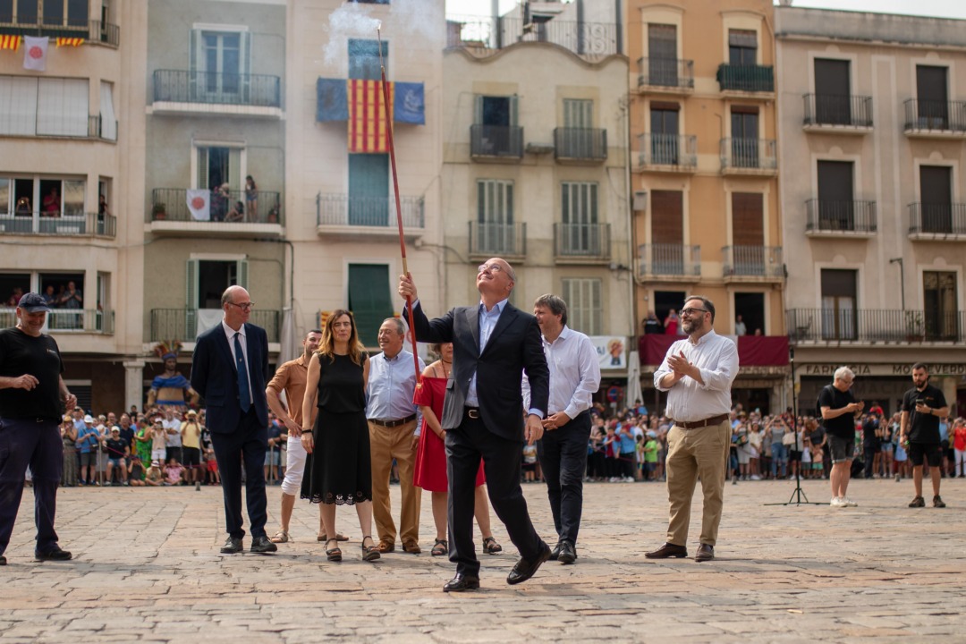 L'ex alcalde Carles Pellicer encenent la tronada. Foto: Cedida