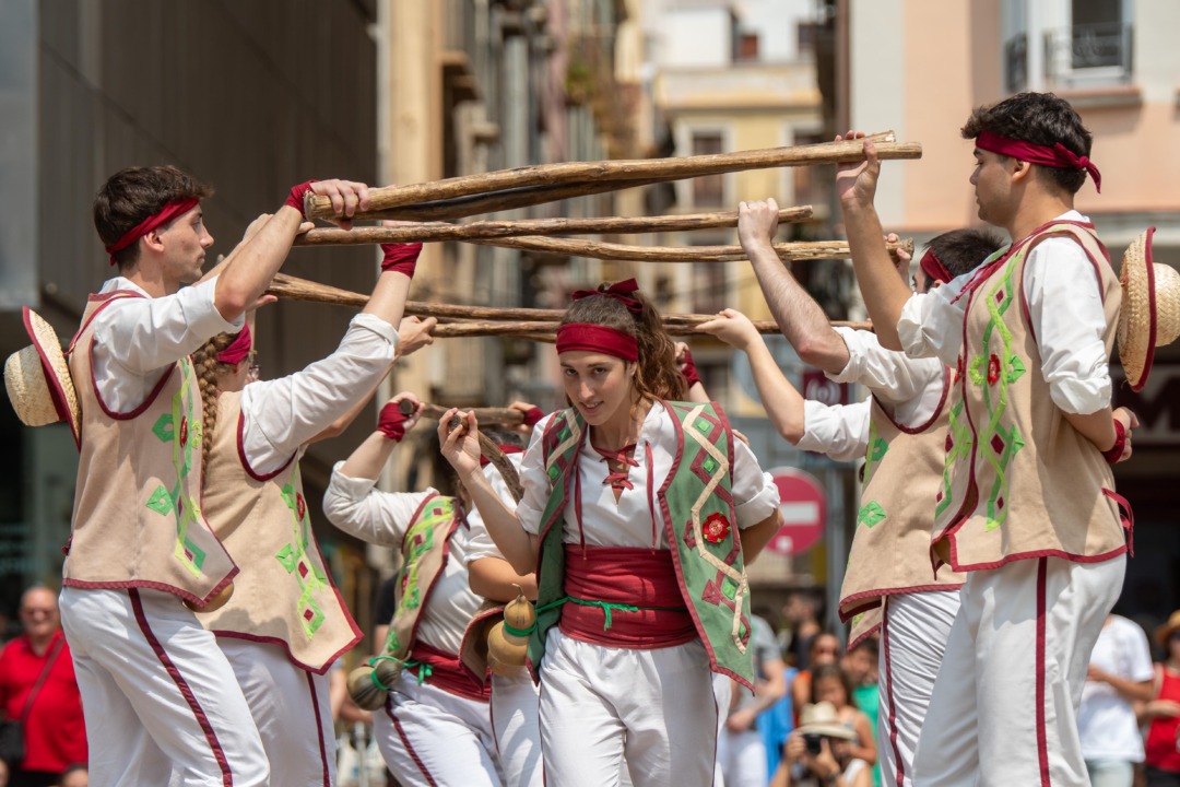 Els grups festius han actuat al Mercadal. Foto: Cedida